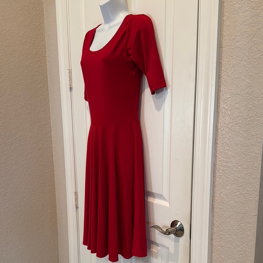 Elegant Red Dress - Picture 2 of 9
